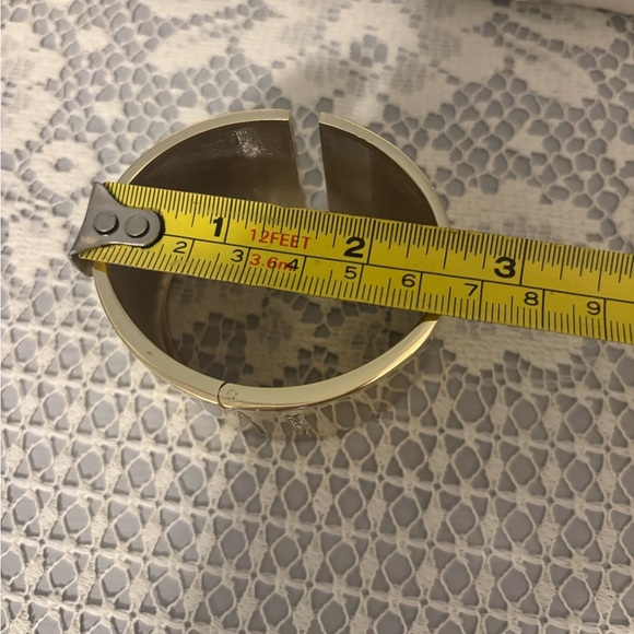 VS LIMITED EDITION SCANDALOUS CUFF BRACELET - LIKE NEW - Picture 6 of 7